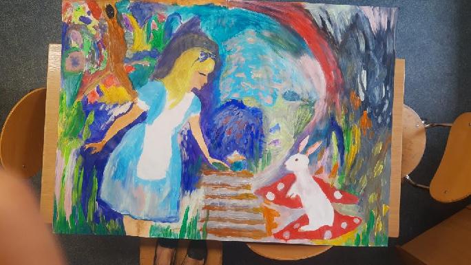 Namalowany przez dzieci obraz przedstawiający dziewczynkę i królika