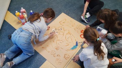 Dzieci malują wspólnie obraz