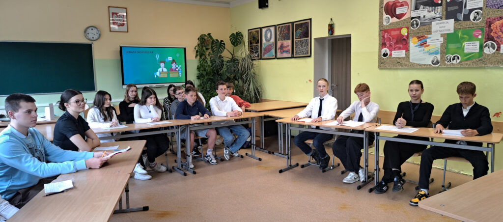 Uczniowie w klasie podczas debaty