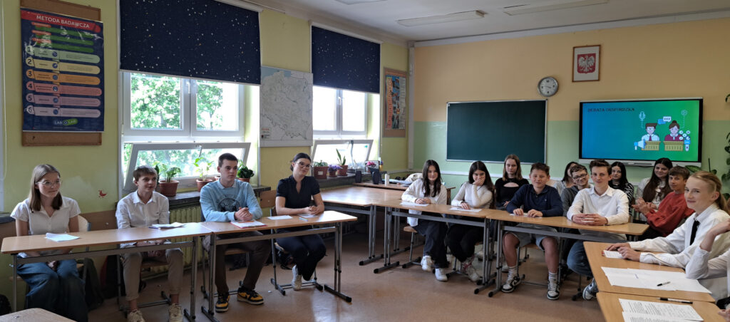 Uczniowie w klasie podczas debaty