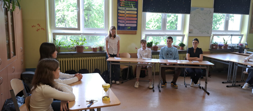 Uczniowie w klasie podczas debaty