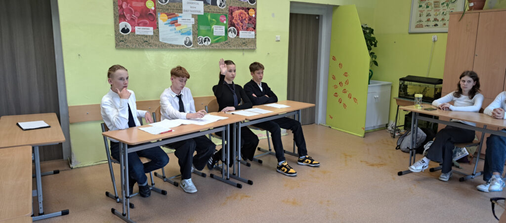 Uczniowie w klasie podczas debaty