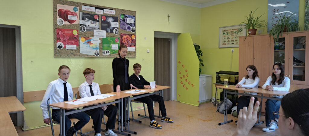 Uczniowie w klasie podczas debaty