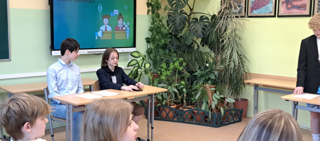 Uczniowie w klasie podczas debaty