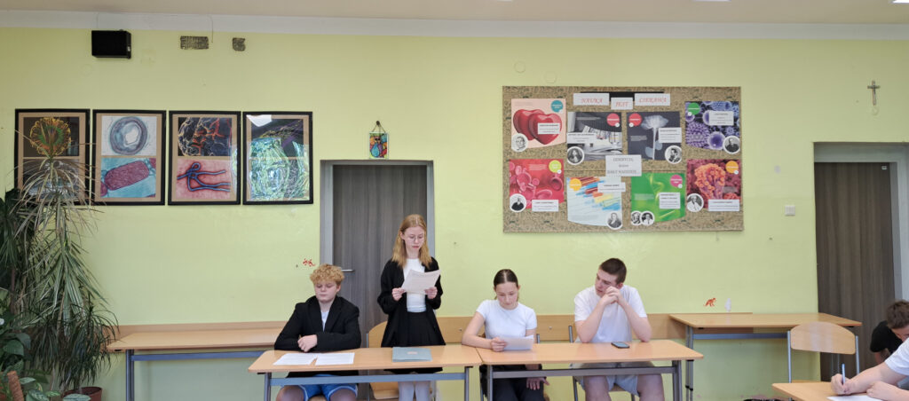 Uczniowie w klasie podczas debaty