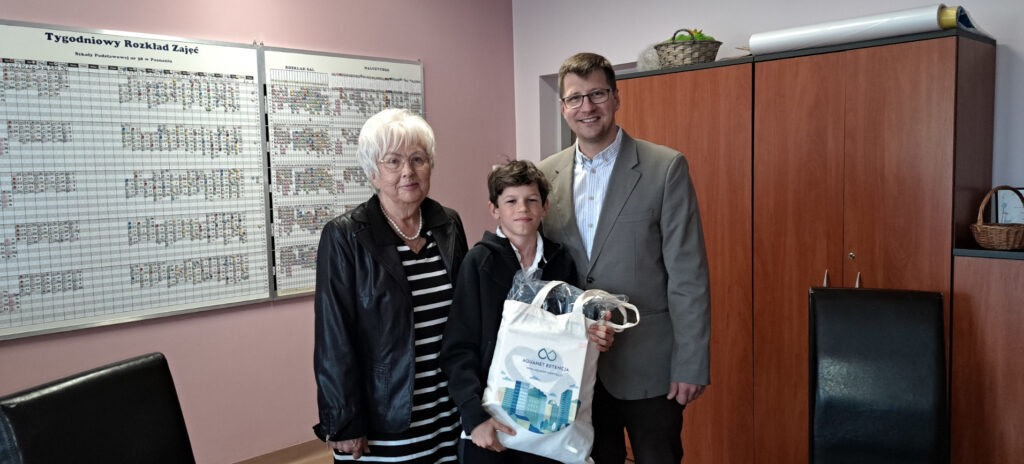 Uczeć z nagrodą w towarzystwie Pani dyrektor i organizatora konkursu
