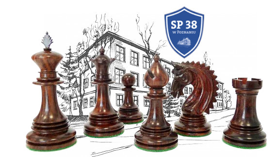 Figury szachowe na tle rysunku szkoły