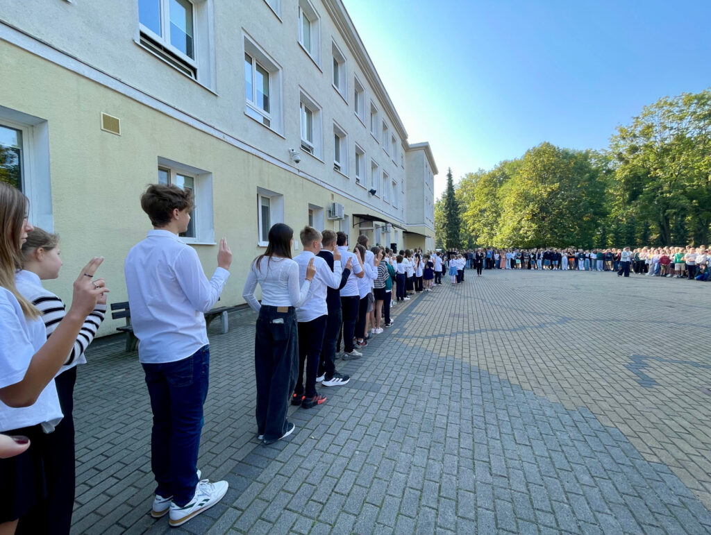 Uczniowie w trakcie ślubowania Samorządu Szkolnego