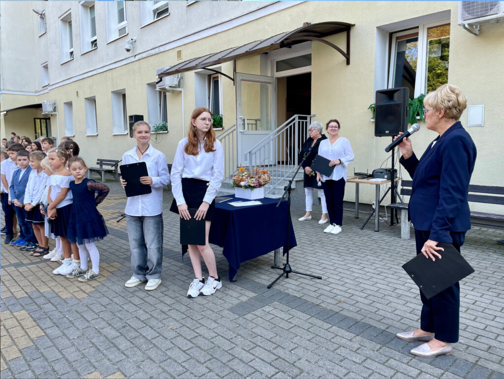 Uczniowie w trakcie ślubowania Samorządu Szkolnego