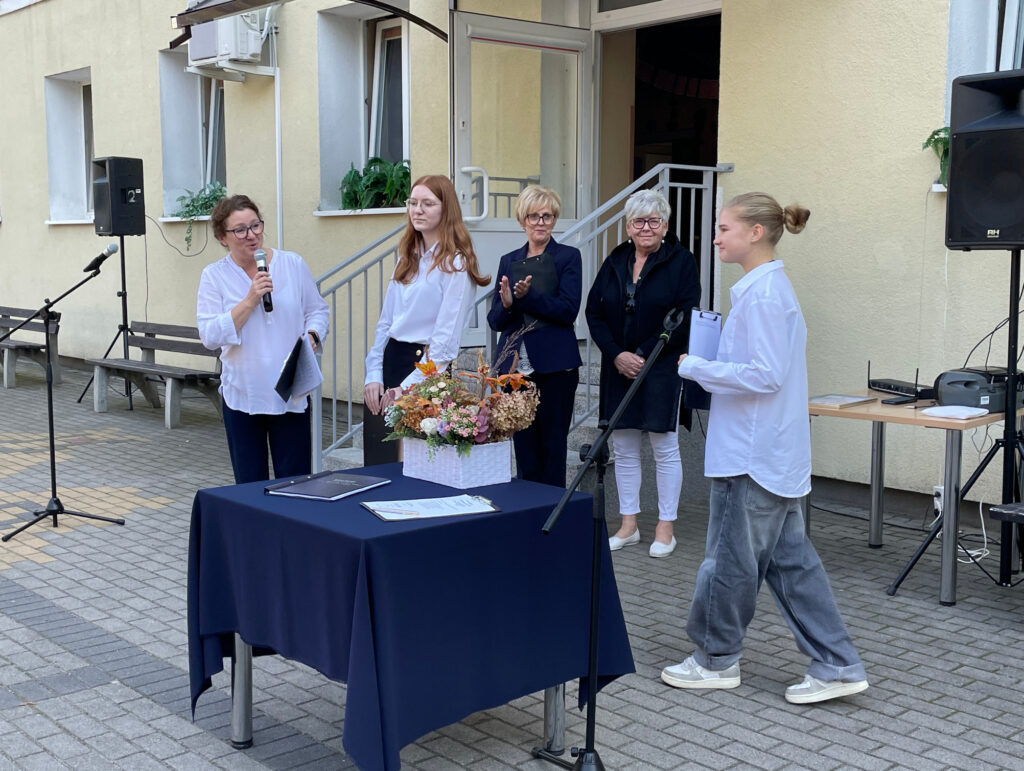 Uczniowie w trakcie ślubowania Samorządu Szkolnego