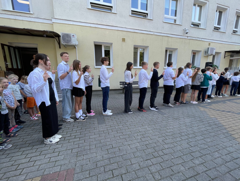 Uczniowie w trakcie ślubowania Samorządu Szkolnego