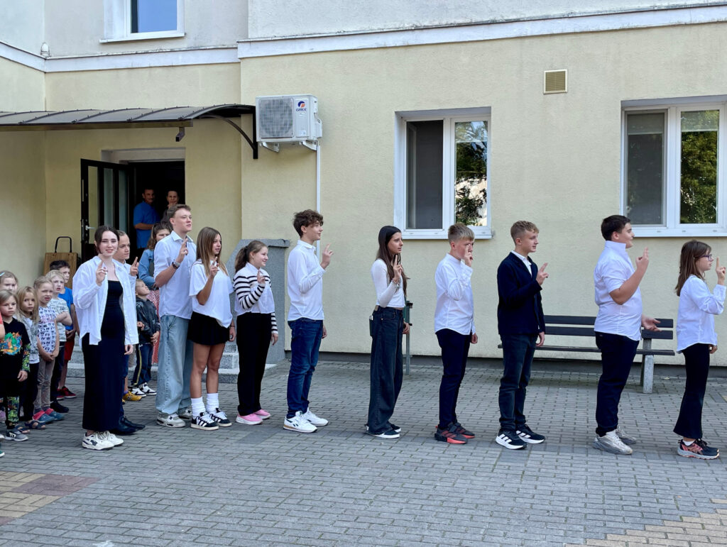 Uczniowie w trakcie ślubowania Samorządu Szkolnego