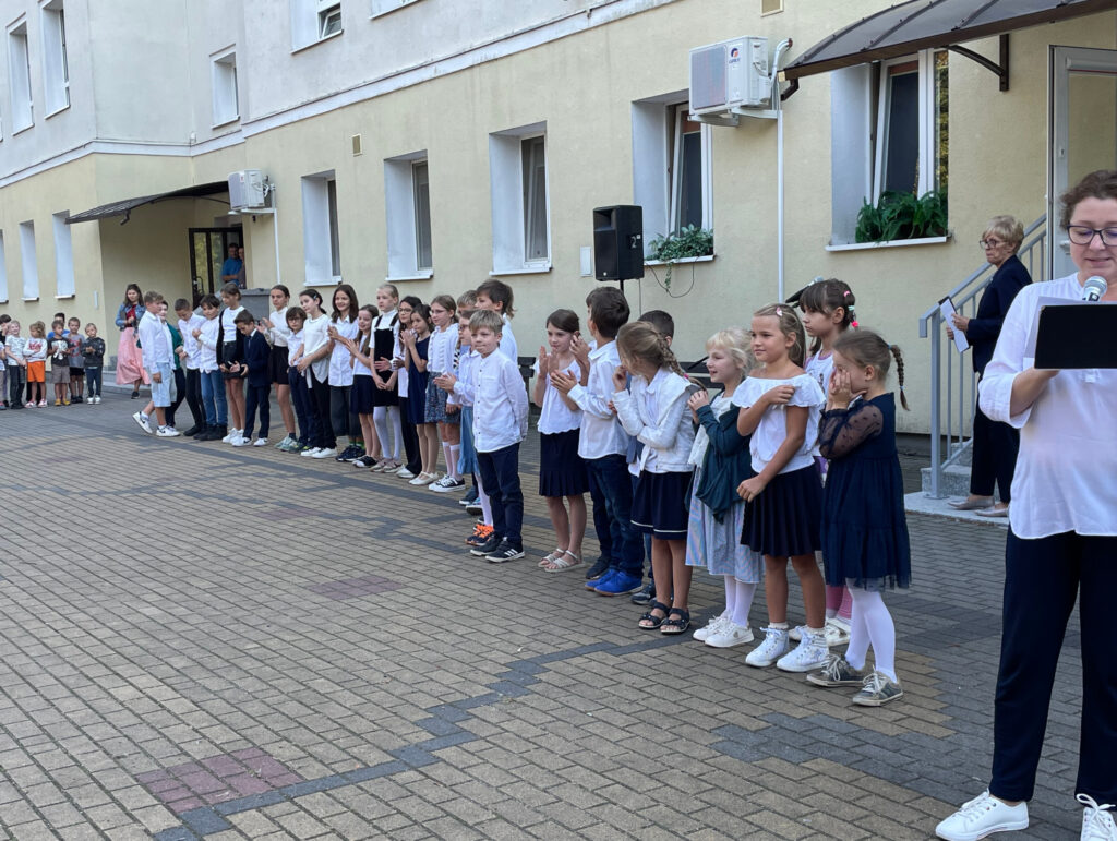 Uczniowie w trakcie ślubowania Samorządu Szkolnego