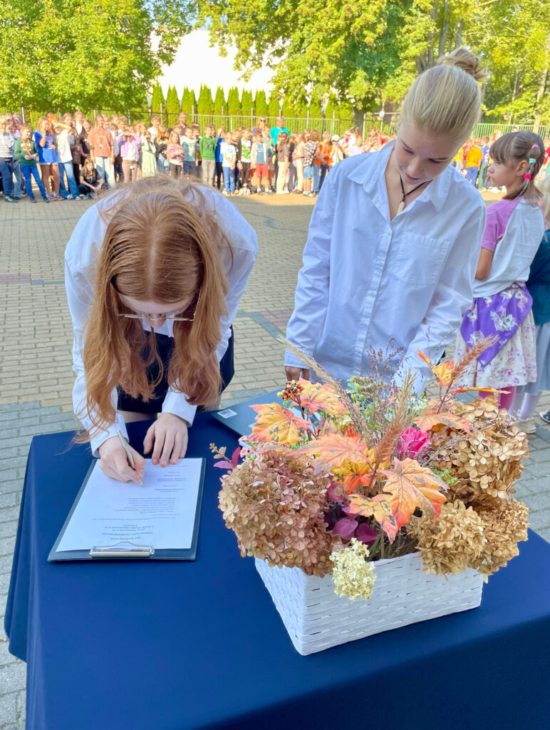 Uczniowie w trakcie ślubowania Samorządu Szkolnego