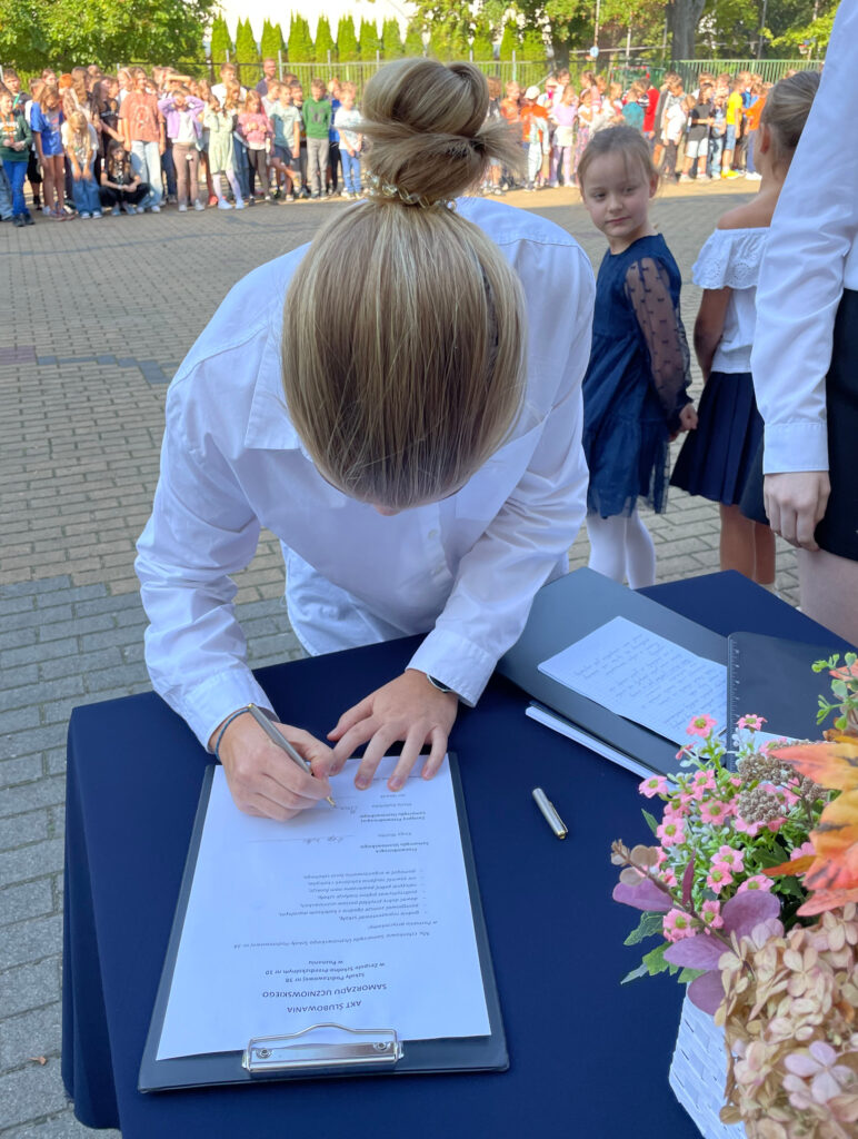 Uczniowie w trakcie ślubowania Samorządu Szkolnego