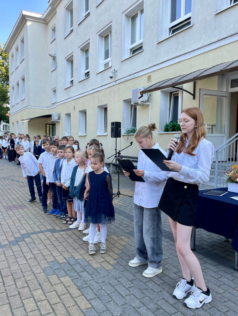 Uczniowie w trakcie ślubowania Samorządu Szkolnego