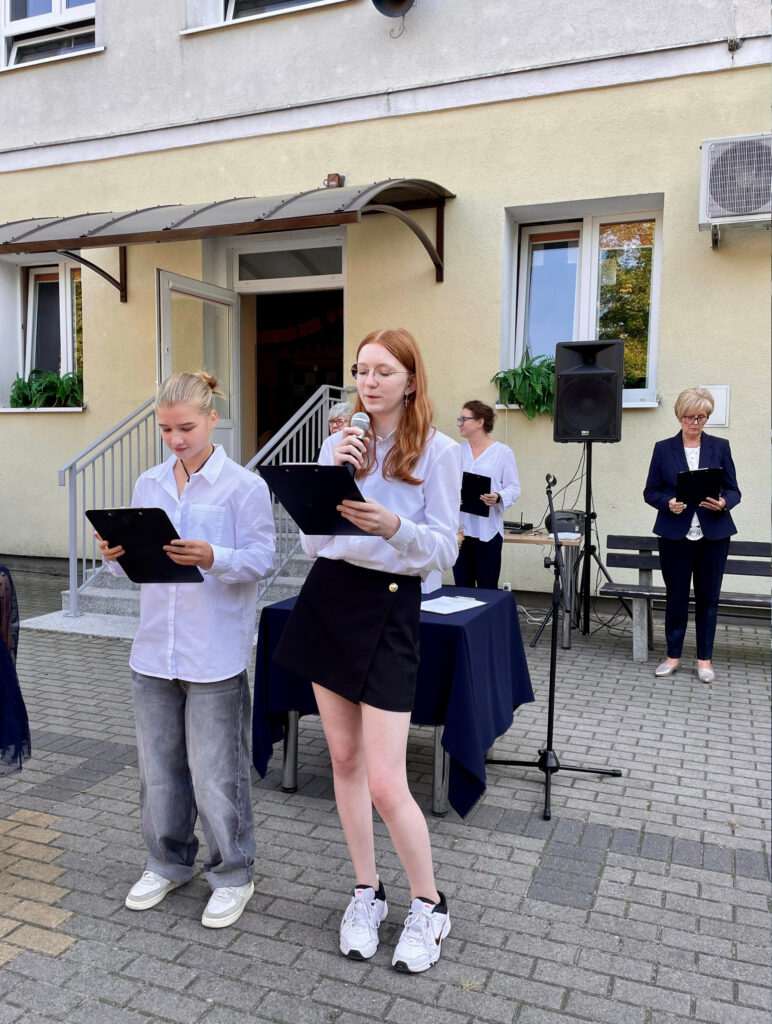 Uczniowie w trakcie ślubowania Samorządu Szkolnego