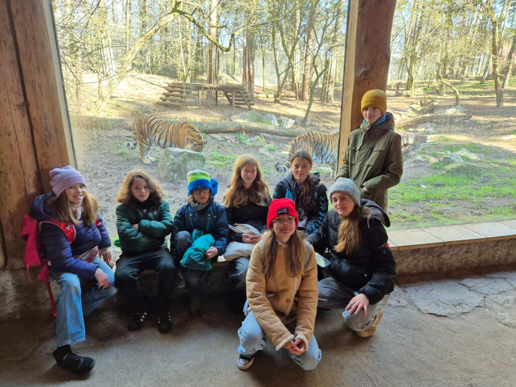 Uczniowie w trakcie prac porządkowych na terenie Zoo