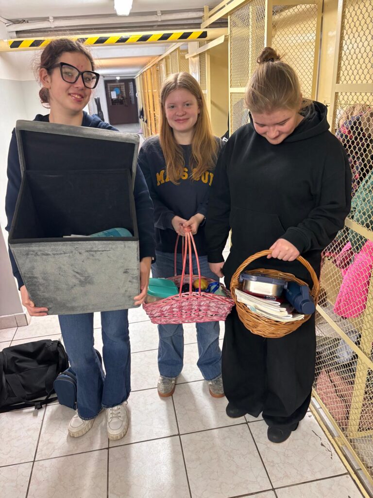 uczniowie z zamiennikami plecaków