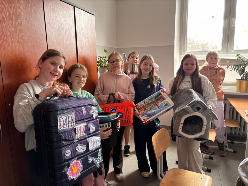 Uczniowie z walizkami