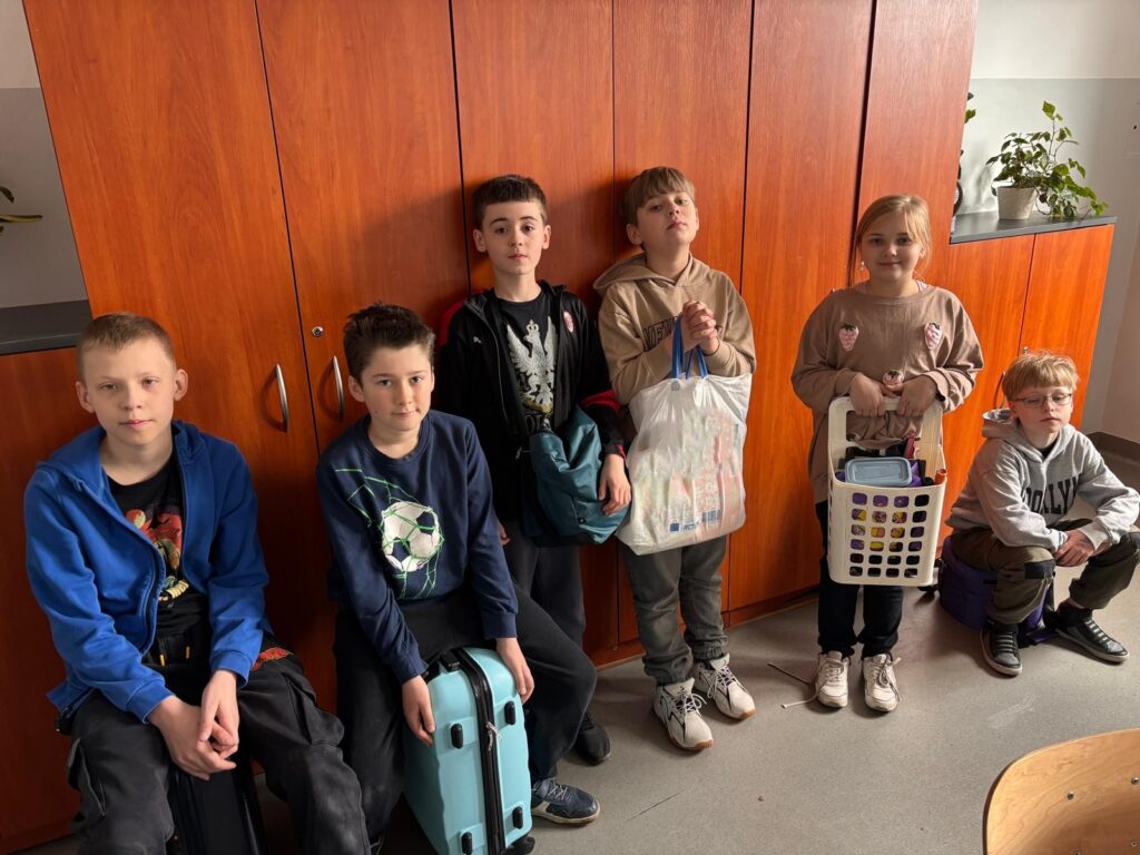 Uczniowie z walizkami