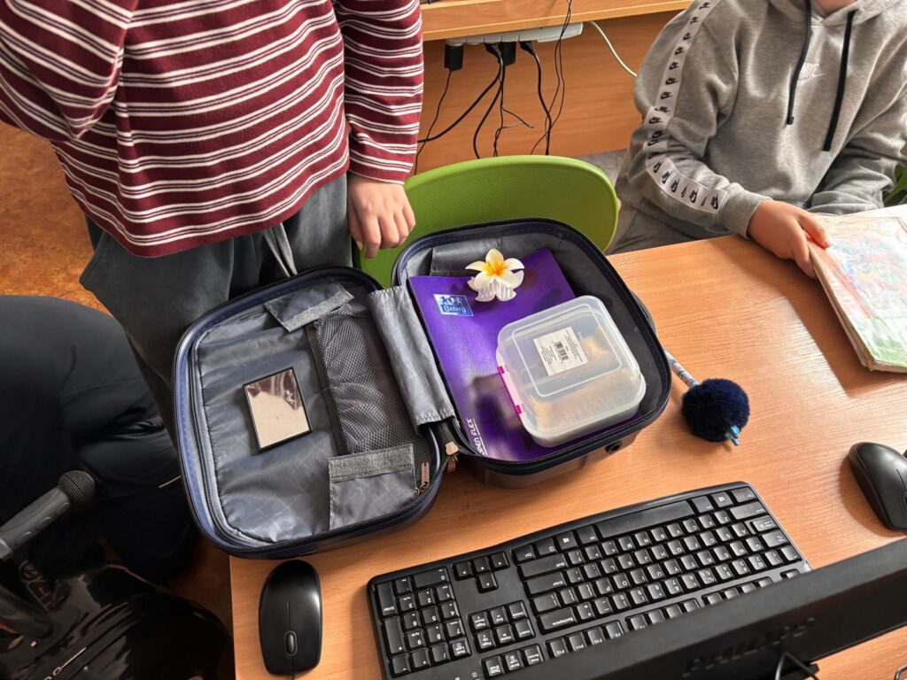 Uczniowie z walizkami