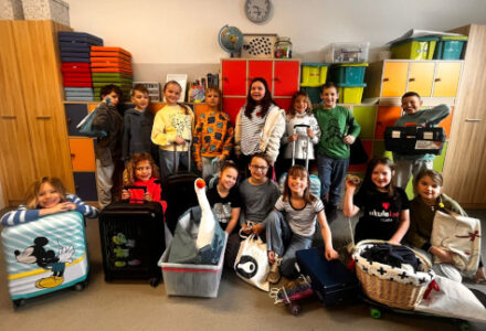 Created with GIMP Uczniowie z zamiennikami plecaków