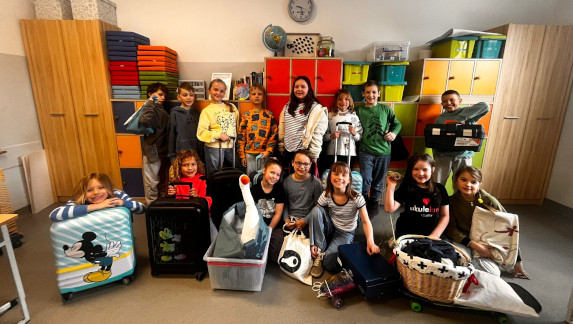 Uczniowie z zamiennikami plecaków