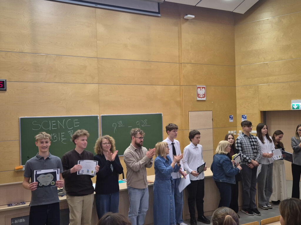 laureaci odbierają nagrody